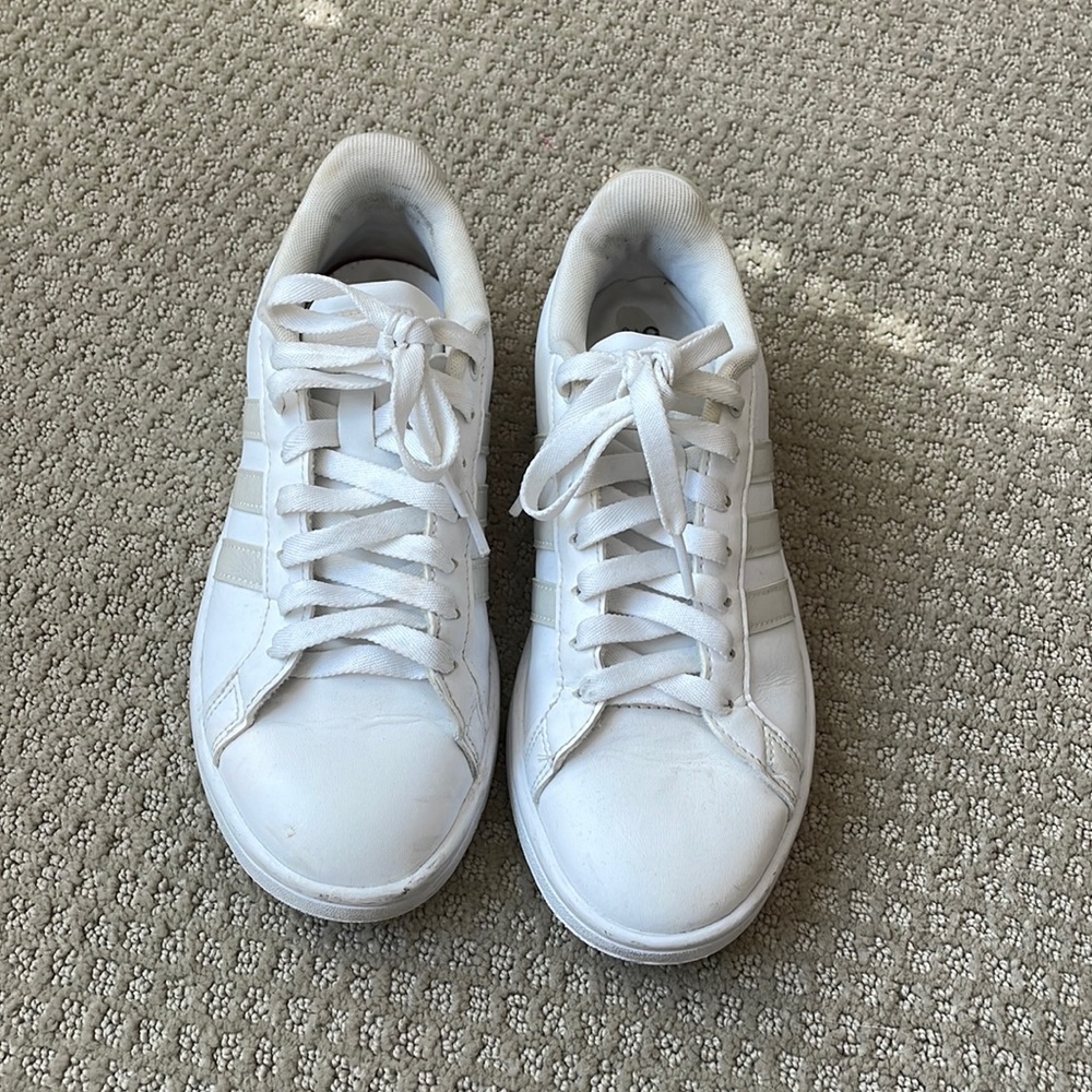 Women’s Adidas sneakers Size 6